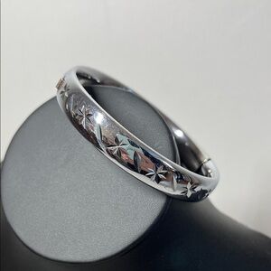 Vintage Silver-tone Star-Patterned hinged Bangle Bracelet